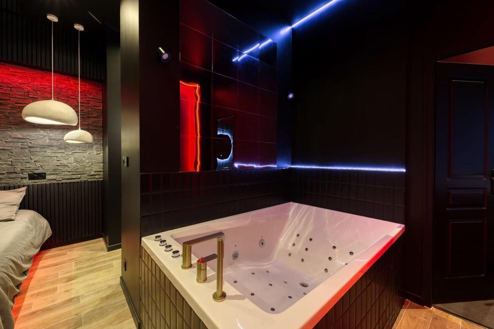 Suite Deluxe - Jacuzzi Melun Exterior photo